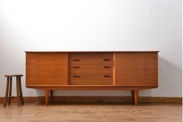 北欧家具 ウォールナット材 杢目の素晴らしい北欧ビンテージリビングボード (サイドボード)