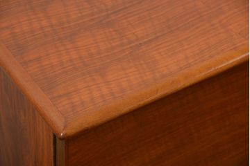 北欧家具 ウォールナット材 杢目の素晴らしい北欧ビンテージリビングボード (サイドボード)