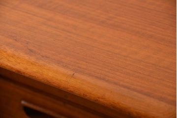 北欧家具 ウォールナット材 杢目の素晴らしい北欧ビンテージリビングボード (サイドボード)