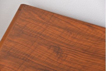 北欧家具 ウォールナット材 杢目の素晴らしい北欧ビンテージリビングボード (サイドボード)