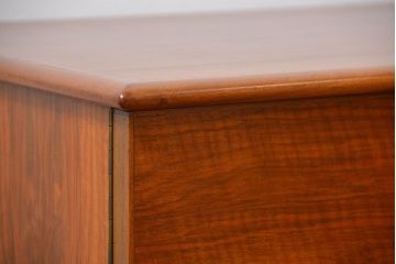 北欧家具 ウォールナット材 杢目の素晴らしい北欧ビンテージリビングボード (サイドボード)