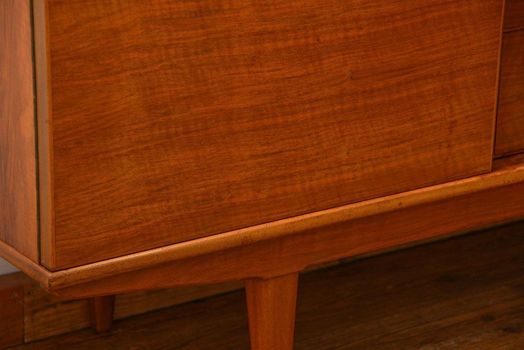 北欧家具 ウォールナット材 杢目の素晴らしい北欧ビンテージリビングボード (サイドボード)