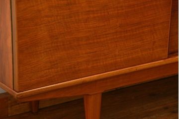 北欧家具 ウォールナット材 杢目の素晴らしい北欧ビンテージリビングボード (サイドボード)