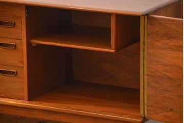 北欧家具 ウォールナット材 杢目の素晴らしい北欧ビンテージリビングボード (サイドボード)