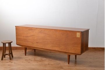 北欧家具 ウォールナット材 杢目の素晴らしい北欧ビンテージリビングボード (サイドボード)