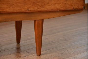 北欧家具 ウォールナット材 杢目の素晴らしい北欧ビンテージリビングボード (サイドボード)