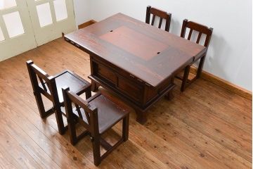 中古 杢目の美しいニレ材 重厚な囲炉裏ダイニングテーブルとダイニングチェア4脚セット