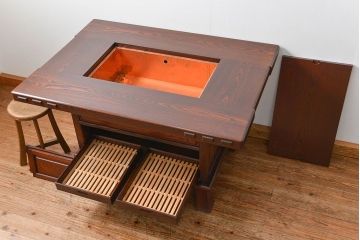 中古 杢目の美しいニレ材 重厚な囲炉裏ダイニングテーブルとダイニングチェア4脚セット