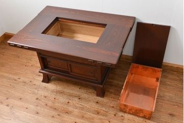 中古 杢目の美しいニレ材 重厚な囲炉裏ダイニングテーブルとダイニングチェア4脚セット