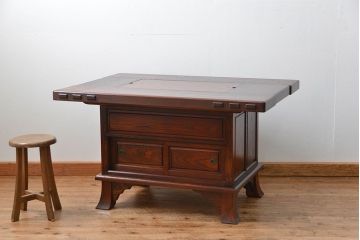 中古 杢目の美しいニレ材 重厚な囲炉裏ダイニングテーブルとダイニングチェア4脚セット