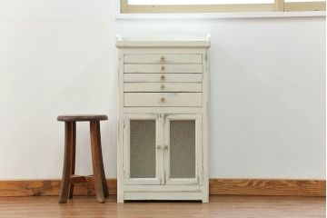 アンティーク家具　アンティークペイント ガラスの取っ手付き ダイヤガラスデンタルキャビネット(1)(収納棚、ケビント)