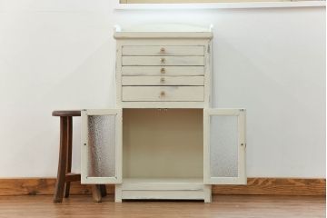 アンティーク家具　アンティークペイント ガラスの取っ手付き ダイヤガラスデンタルキャビネット(1)(収納棚、ケビント)