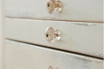 アンティーク家具　アンティークペイント ガラスの取っ手付き ダイヤガラスデンタルキャビネット(1)(収納棚、ケビント)