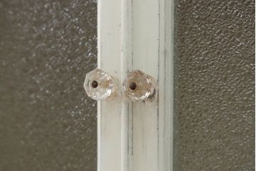 アンティーク家具　アンティークペイント ガラスの取っ手付き ダイヤガラスデンタルキャビネット(1)(収納棚、ケビント)