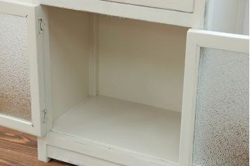アンティーク家具　アンティークペイント ガラスの取っ手付き ダイヤガラスデンタルキャビネット(1)(収納棚、ケビント)