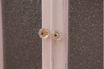 アンティーク家具　アンティークペイント　ダイヤガラスが入ったガラス取っ手の収納棚(デンタルキャビネット・ケビント)