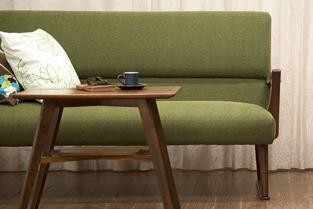 レトロ家具　アンティーク　レトロなデザインの3Pソファ