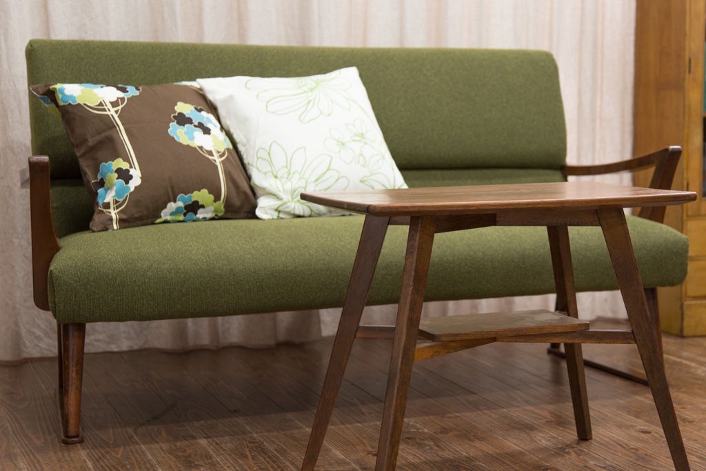 レトロ家具　アンティーク　レトロなデザインの3Pソファ