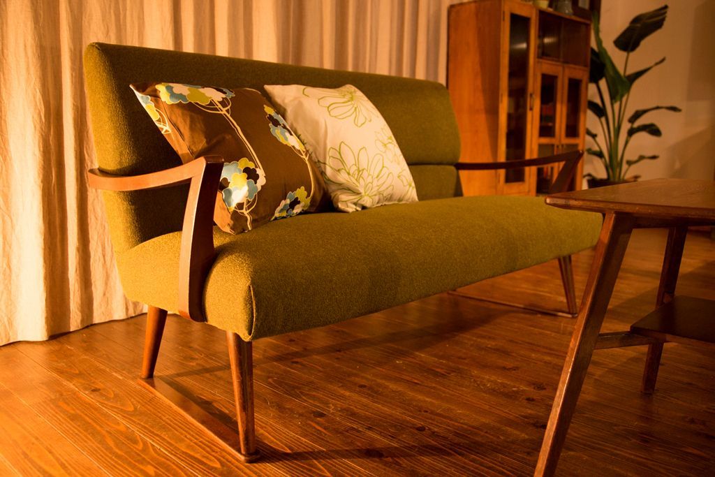 レトロ家具　アンティーク　レトロなデザインの3Pソファ