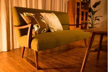 レトロ家具　アンティーク　レトロなデザインの3Pソファ