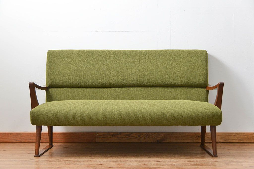 レトロ家具　アンティーク　レトロなデザインの3Pソファ