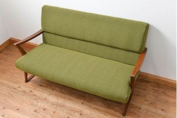レトロ家具　アンティーク　レトロなデザインの3Pソファ