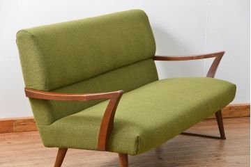 レトロ家具　アンティーク　レトロなデザインの3Pソファ