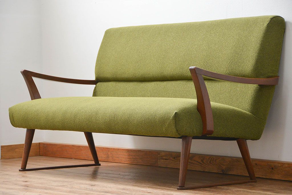 レトロ家具　アンティーク　レトロなデザインの3Pソファ