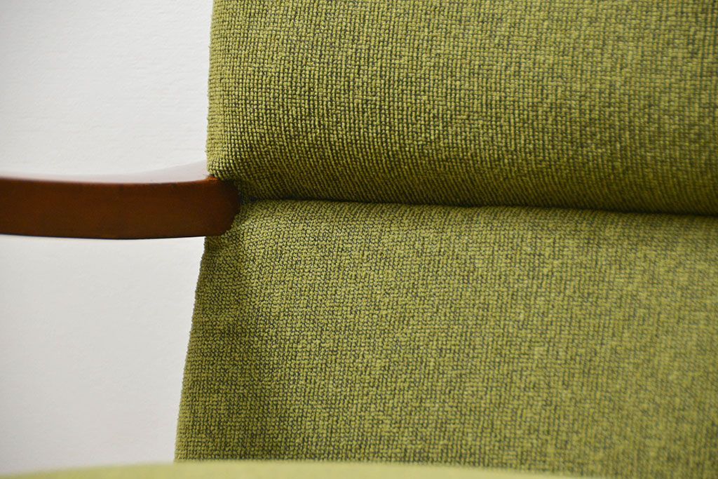 レトロ家具　アンティーク　レトロなデザインの3Pソファ