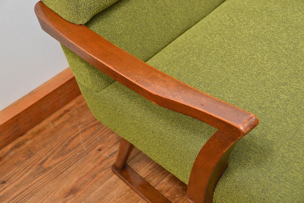 レトロ家具　アンティーク　レトロなデザインの3Pソファ