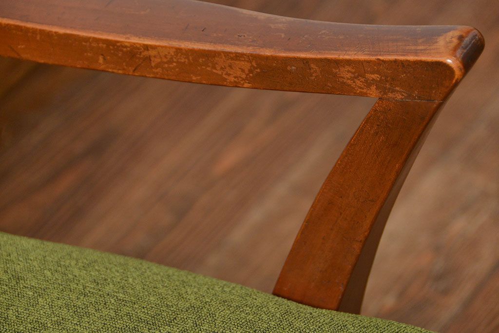 レトロ家具　アンティーク　レトロなデザインの3Pソファ