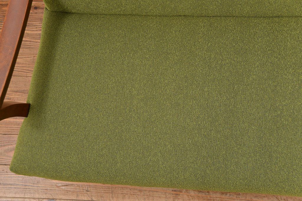 レトロ家具　アンティーク　レトロなデザインの3Pソファ