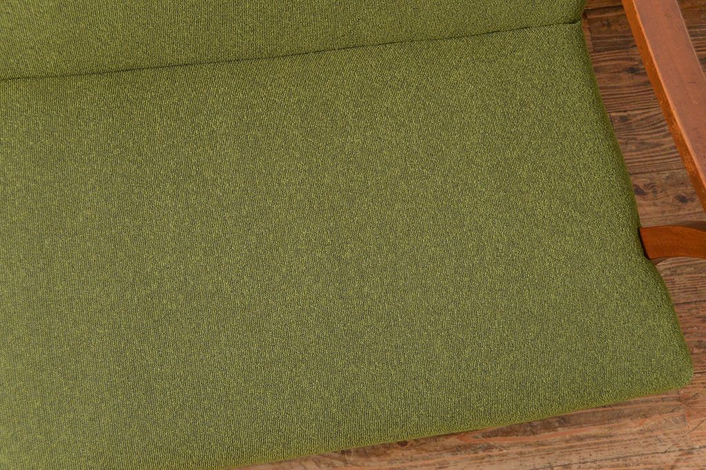 レトロ家具　アンティーク　レトロなデザインの3Pソファ