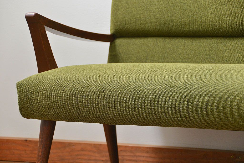 レトロ家具　アンティーク　レトロなデザインの3Pソファ