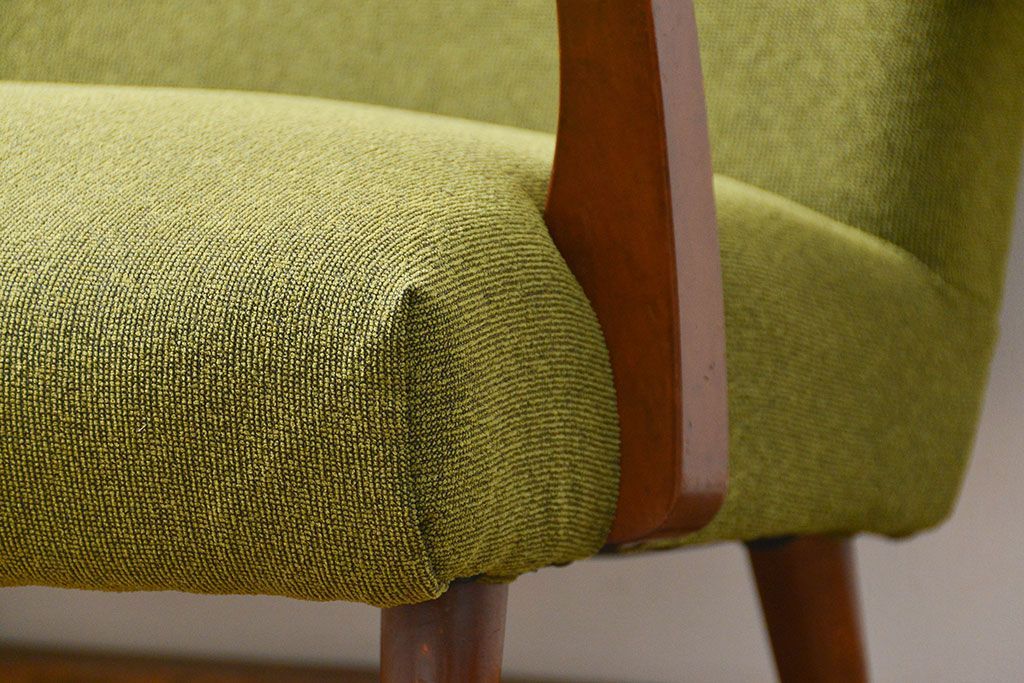 レトロ家具　アンティーク　レトロなデザインの3Pソファ