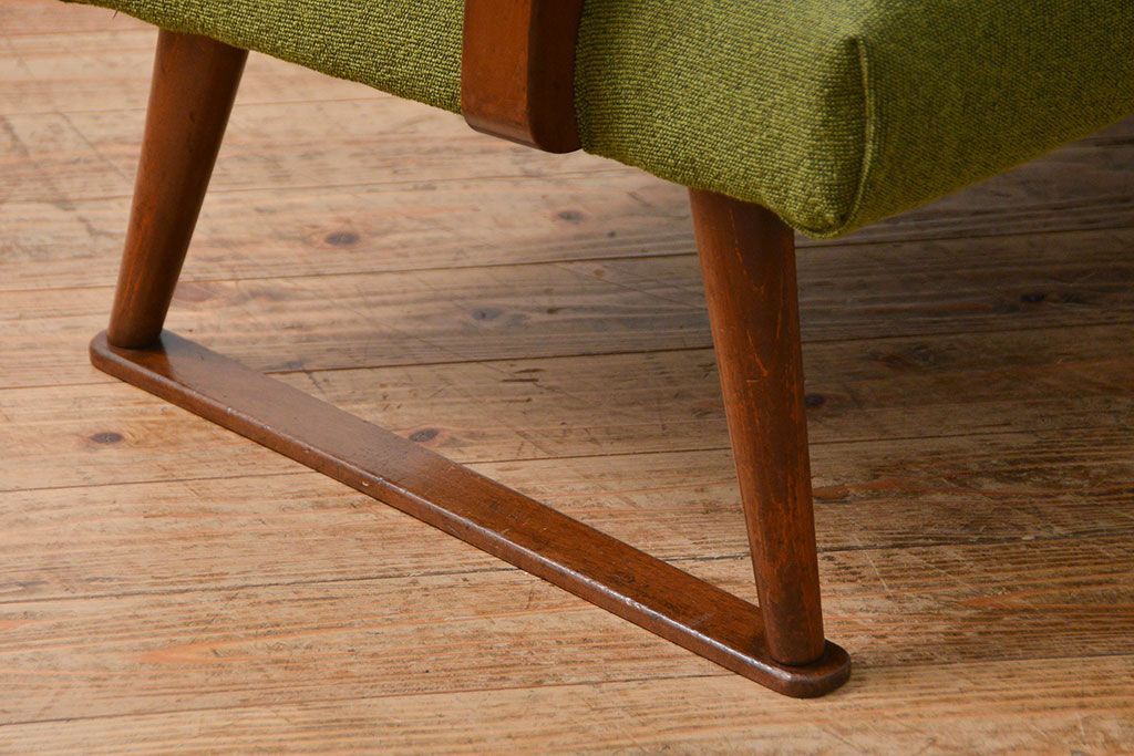 レトロ家具　アンティーク　レトロなデザインの3Pソファ