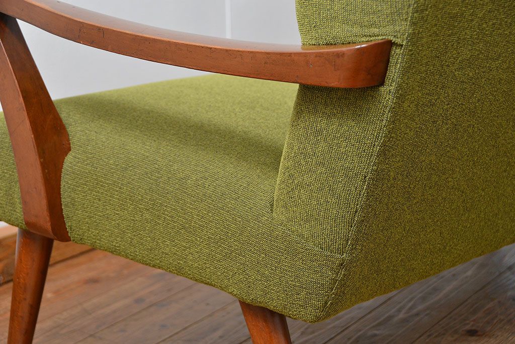 レトロ家具　アンティーク　レトロなデザインの3Pソファ