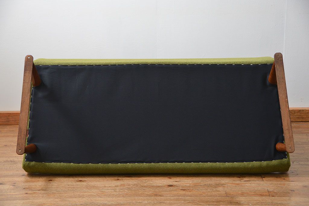 レトロ家具　アンティーク　レトロなデザインの3Pソファ