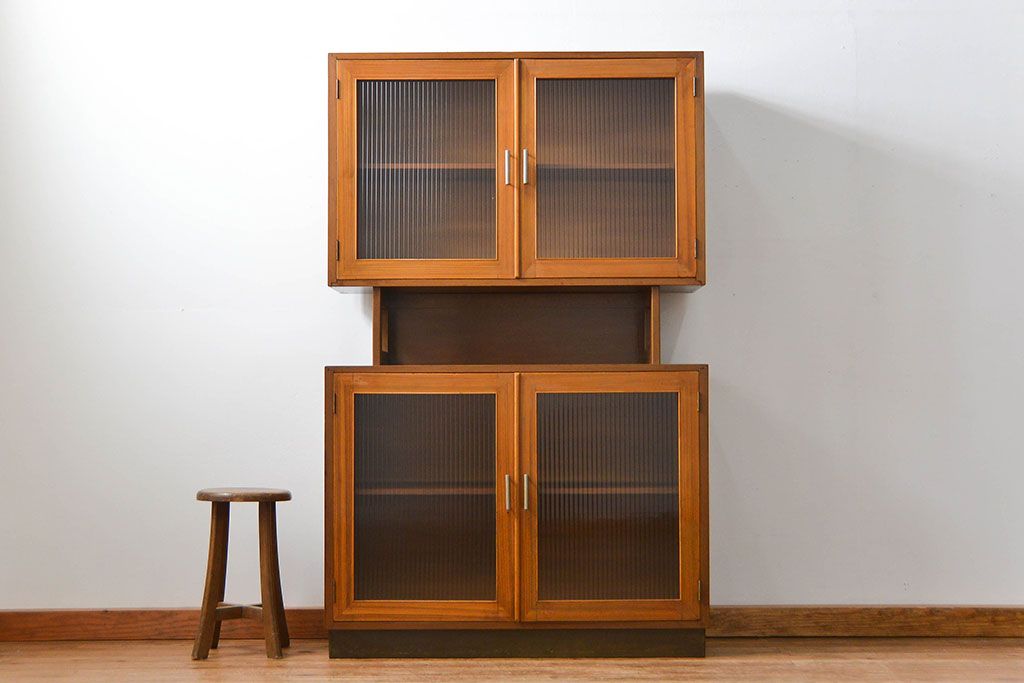 レトロ家具　昭和レトロ モールガラス入りのミッドセンチュリー食器棚(カップボード、収納棚)
