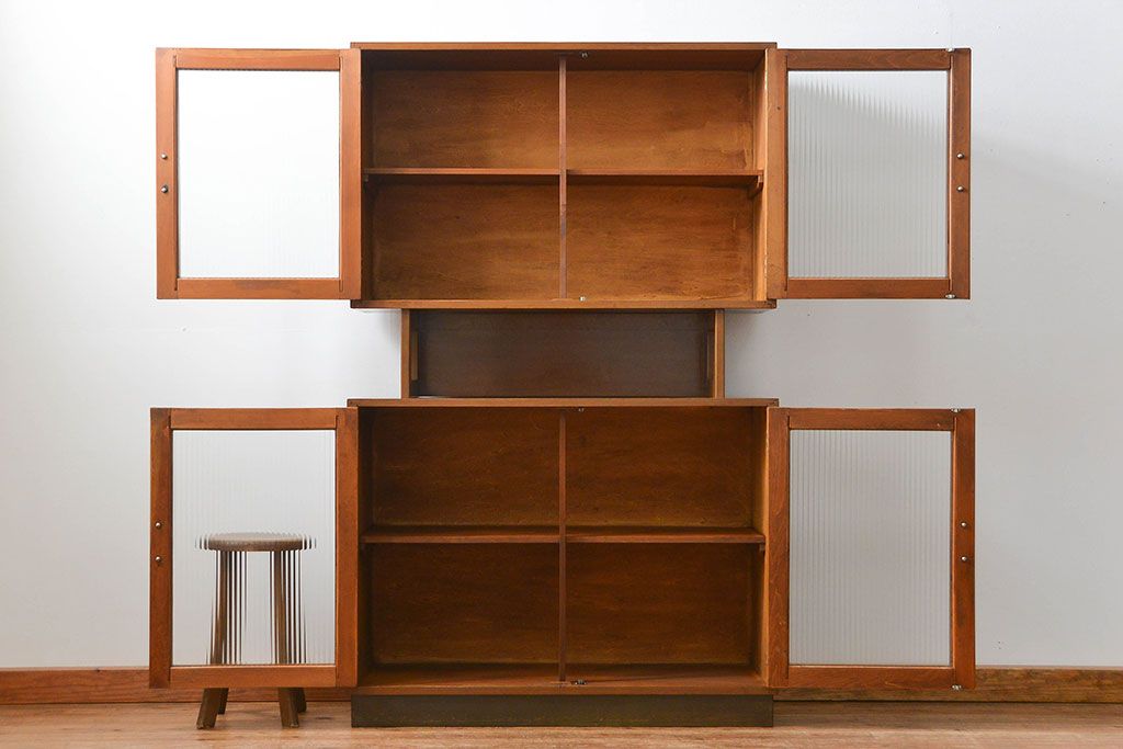 レトロ家具　昭和レトロ モールガラス入りのミッドセンチュリー食器棚(カップボード、収納棚)