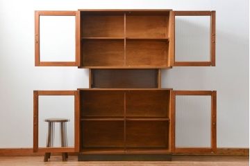 レトロ家具　昭和レトロ モールガラス入りのミッドセンチュリー食器棚(カップボード、収納棚)