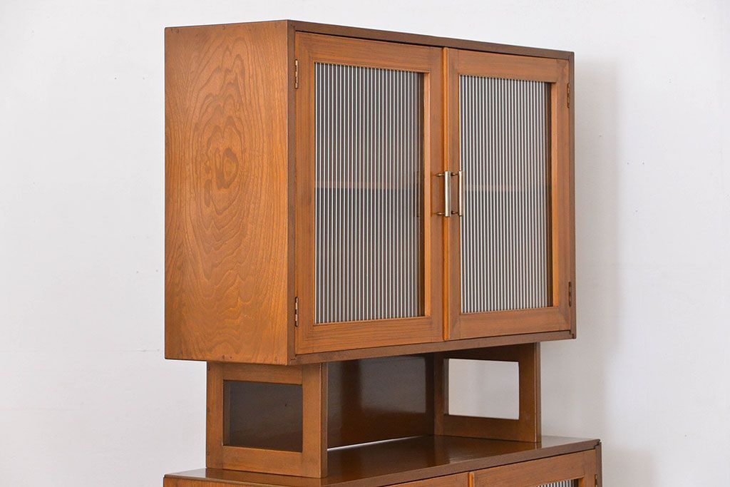 レトロ家具　昭和レトロ モールガラス入りのミッドセンチュリー食器棚(カップボード、収納棚)