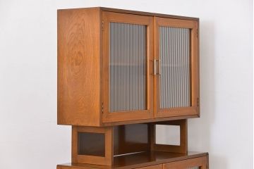 レトロ家具　昭和レトロ モールガラス入りのミッドセンチュリー食器棚(カップボード、収納棚)