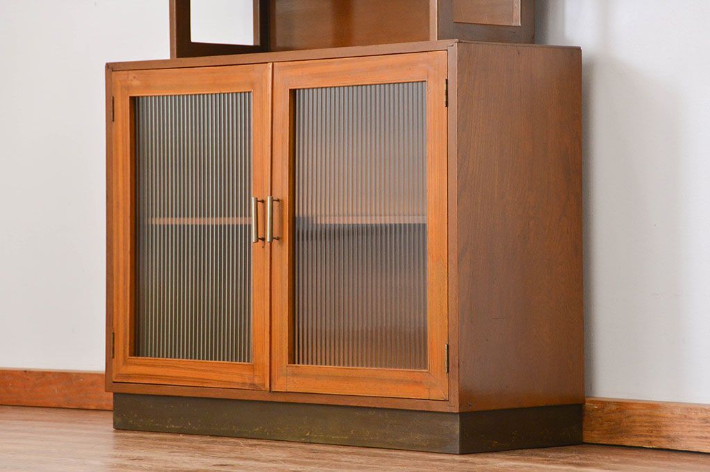 レトロ家具　昭和レトロ モールガラス入りのミッドセンチュリー食器棚(カップボード、収納棚)