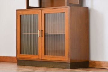 レトロ家具　昭和レトロ モールガラス入りのミッドセンチュリー食器棚(カップボード、収納棚)