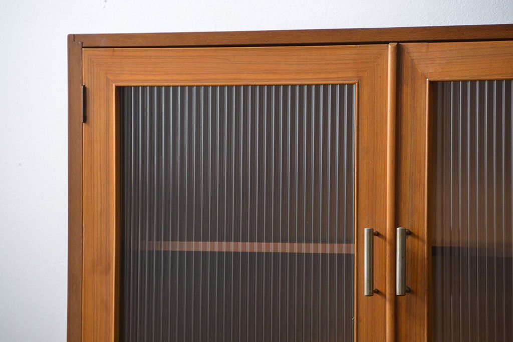 レトロ家具　昭和レトロ モールガラス入りのミッドセンチュリー食器棚(カップボード、収納棚)