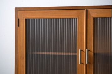 レトロ家具　昭和レトロ モールガラス入りのミッドセンチュリー食器棚(カップボード、収納棚)