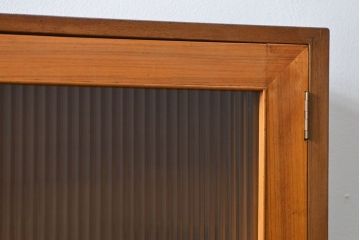 レトロ家具　昭和レトロ モールガラス入りのミッドセンチュリー食器棚(カップボード、収納棚)