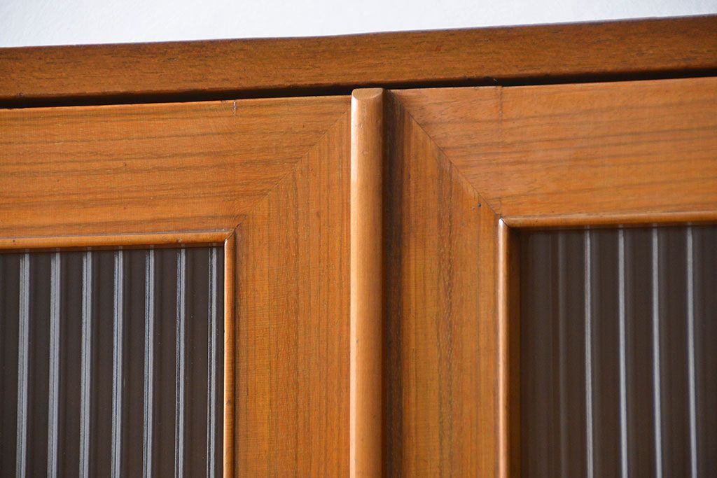 レトロ家具　昭和レトロ モールガラス入りのミッドセンチュリー食器棚(カップボード、収納棚)