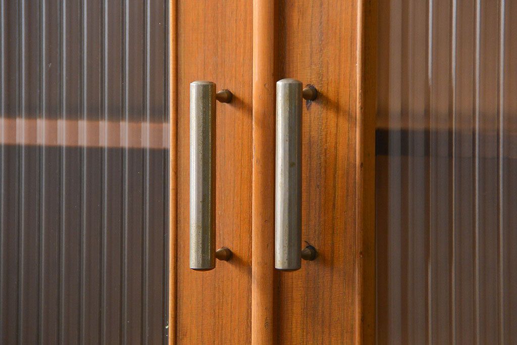 レトロ家具　昭和レトロ モールガラス入りのミッドセンチュリー食器棚(カップボード、収納棚)